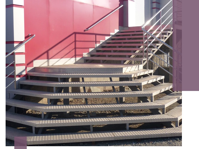 Лестницы для магазина в Нягани — изготовление и монтаж