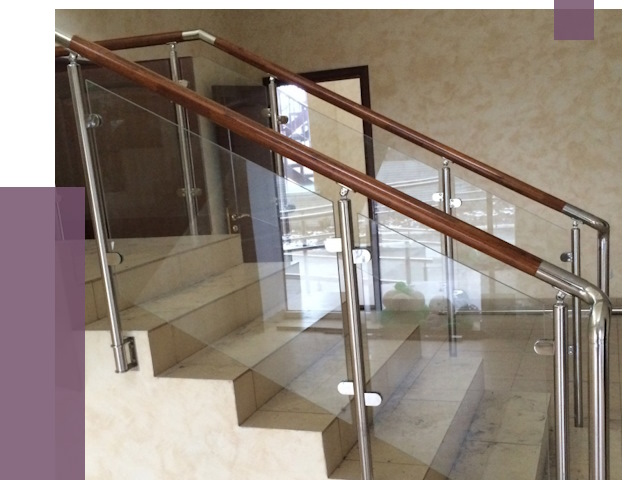 Комбинированные перила из металла и дерева в Нягани